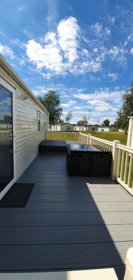 Rj Luxury Caravan Hire With Hot Tub Татершал Екстериор снимка